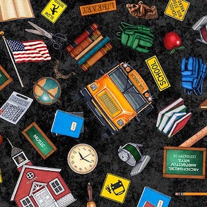 Könnte beinhalten: Ein Stoffmuster mit Illustrationen zum Thema Schule. Es zeigt einen gelben Schulbus, Bücher, eine amerikanische Flagge, eine Uhr und Schilder mit Text wie "School" und "Library". Der Hintergrund ist dunkelgrau.