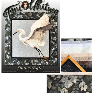 Könnte beinhalten: Ein Quilt-Set mit einem Schneeegreif-Design. Das Set enthält ein Muster und Stoff. Der Stoff ist ein schwarz-weißes Blumenmuster. Der Reiher ist weiß mit einem braunen Flügel. Das Set ist 26 1/4 Zoll mal 26 1/4 Zoll groß.