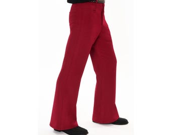 Pantalones acampanados estilo años 70 en color rojo arándano para hombre