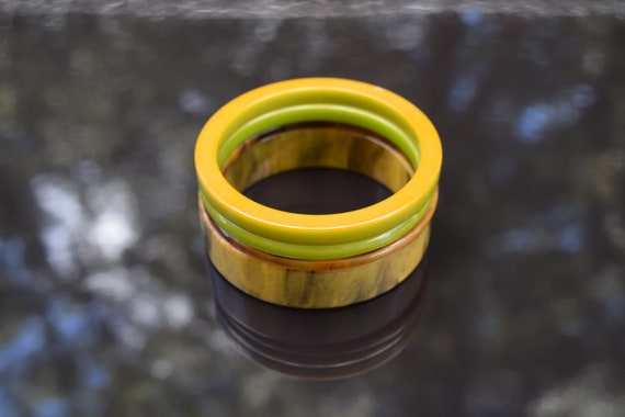 Vintage Stackable Bakelite Bracelet Set | Green Y… - image 2