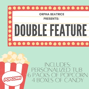 Puede incluir: Un cubo de palomitas de ma&iacute;z a rayas rojas y blancas con la palabra "POPCORN" en blanco sobre un fondo rojo. El cubo est&aacute; lleno de palomitas de ma&iacute;z. Un letrero de marquesina rojo y blanco con el texto "ORPHA BEATRICE PRESENTA: DOBLE FEATURE" est&aacute; por encima del cubo. El texto "INCLUYE: TUBO PERSONALIZADO 6 PAQUETES DE PALOMITAS DE MA&Iacute;Z 4 CAJAS DE CARAMELOS" est&aacute; debajo del cubo.