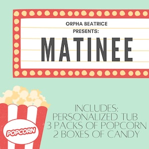 Puede incluir: Un cubo de palomitas de ma&iacute;z a rayas rojas y blancas con la palabra "POPCORN" en blanco sobre un fondo rojo. El cubo est&aacute; lleno de palomitas de ma&iacute;z. Un letrero de marquesina rojo y blanco con el texto "ORPHA BEATRICE PRESENTS: MATINEE" est&aacute; por encima del cubo. El texto "INCLUDES: PERSONALIZED TUB 3 PACKS OF POPCORN 2 BOXES OF CANDY" est&aacute; debajo del cubo.