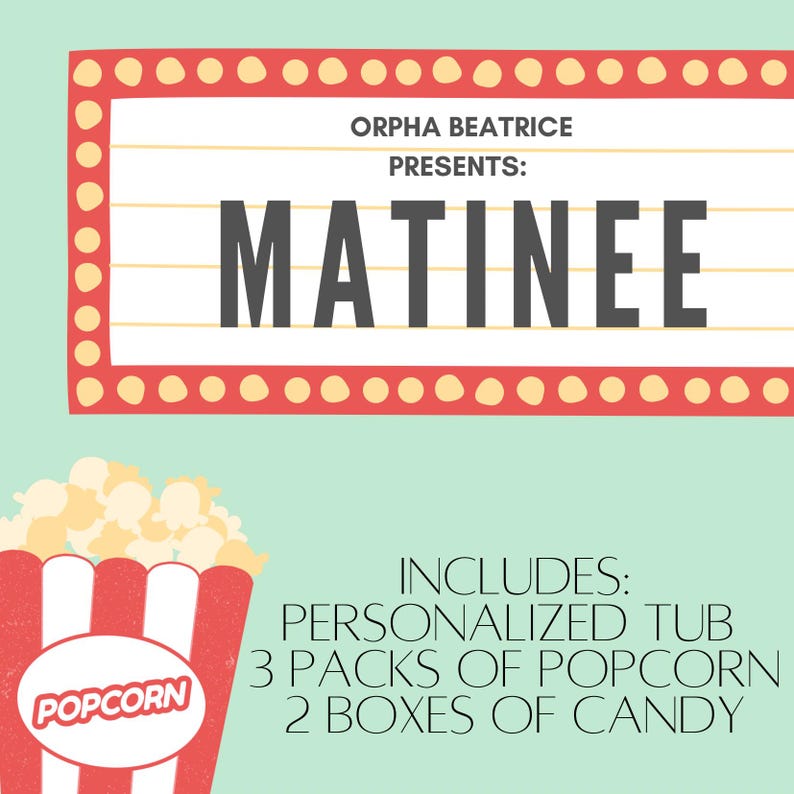 Puede incluir: Un cubo de palomitas de ma&iacute;z a rayas rojas y blancas con la palabra "POPCORN" en blanco sobre un fondo rojo. El cubo est&aacute; lleno de palomitas de ma&iacute;z. Un letrero de marquesina rojo y blanco con el texto "ORPHA BEATRICE PRESENTS: MATINEE" est&aacute; por encima del cubo. El texto "INCLUDES: PERSONALIZED TUB 3 PACKS OF POPCORN 2 BOXES OF CANDY" est&aacute; debajo del cubo.