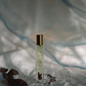EDEN natural perfume - Organic, sustainable and ethically sourced ingredients. UNISEX fragrance. Deep, mysterious and grounding. Award-winning of the clean + conscious awards 2021. [Vetiver, Oakmoss, Basil, Roman chamomile and Ylang-ylang]