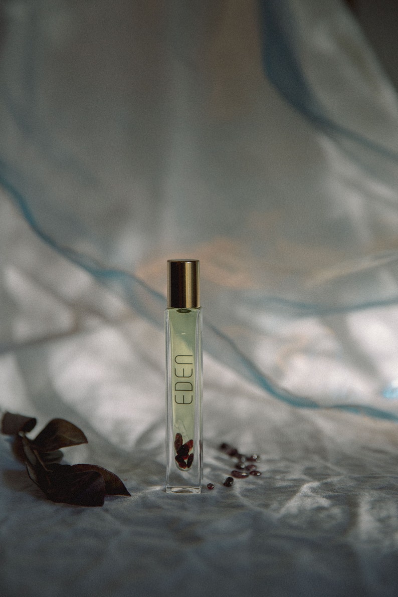 EDEN natural perfume - Organic, sustainable and ethically sourced ingredients. UNISEX fragrance. Deep, mysterious and grounding. Award-winning of the clean + conscious awards 2021. [Vetiver, Oakmoss, Basil, Roman chamomile and Ylang-ylang]