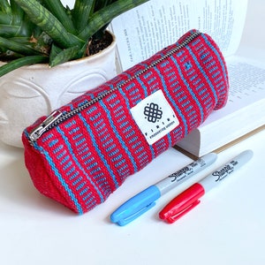 Trousse à crayons rouge et bleue Boho Textile Pinceaux Rangement Peinture Pinceau Retour à l'école Cadeau Papeterie Donner Éducation Charité Fabriqué au Népal