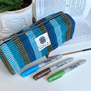 Trousse à crayons kaki et bleu Boho Brosses pour textile Rangement Pinceau Cadeau pour la rentrée scolaire Papeterie Give Education Charity Fabriqué au Népal