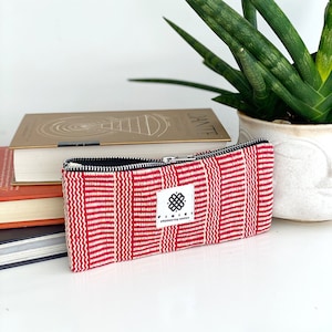 Elegante astuccio rosso fatto a mano, piccolo organizer, portapenne, regalo per il ritorno a scuola per insegnanti, articoli di cancelleria alla moda per dare potere alle donne in Nepal