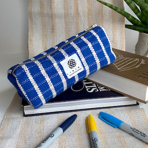 Trousse à crayons bleu électrique Eco Roomy Pen Holder Grande capacité Trousse à crayons Cadeau Retour à l'école Stationnaire Empower Women Charity au Népal