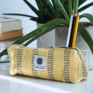 Trousse à crayons jaune Eco Roomy Pen Holder Grande capacité Trousse à crayons Cadeau Retour à l'école Stationnaire Empower Women Charity in Nepal Makeup