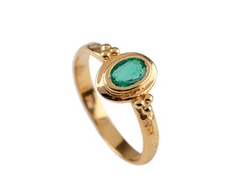 Oval smaragd handgehämmerter Ring 18K GoldRing - Griechischer Schmuck - Phocaea Smaragd Ring