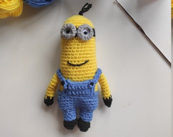 Mini minion del mini toy all'uncinetto Kevin