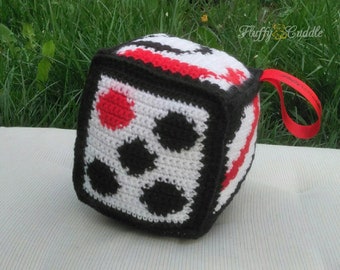 Cubo morbido sensoriale fatto a mano all'uncinetto in colori contrastanti con sonaglio