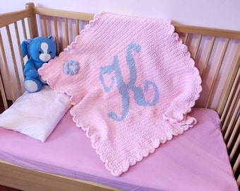 Coperta per bambini all'uncinetto in rosa e blu personalizzata con lettera
