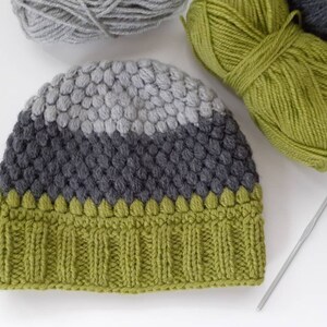 Bonnet chaud gris et vert au crochet