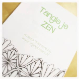 Op de afbeelding: Een witte kaart met de tekst "Tangle je ZEN" in groene letters en de tekst "Anoeska Waardenburg www.vrijeexpressief.nl" in zwarte letters. De kaart heeft een zwart-witte gepatenteerde rand.