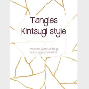 Op de afbeelding: Een witte achtergrond met gouden lijnen die een gebarsten patroon vormen. De tekst "Tangles Kintsugi style" is geschreven in bruine tekst. Onder de tekst staat de naam "Anoeska Waardenburg" en de website "www.vrijexpresssief.nl" in kleinere bruine tekst.