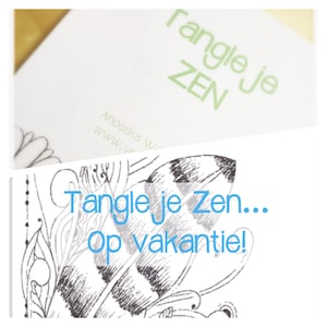 Op de afbeelding: Een zwart-witte illustratie van een gestileerde vogel met de tekst "Tangle je Zen... Op vakantie!" in blauw. De tekst "Tangle je ZEN" is ook zichtbaar in groen op een witte achtergrond.