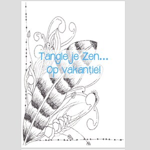 Op de afbeelding: Zwart-witte lijntekening van een veer met ingewikkelde details. De tekst "Tangle je Zen... Op vakantie!" is in blauw geschreven.