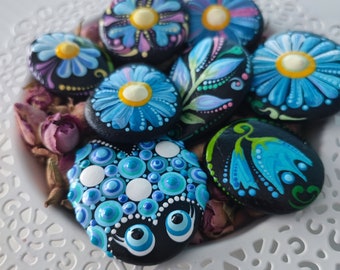 Blue flower basket, set of 6 flowers and 1 ladybug painted on stones, home decor, hand painted rocks with flowers