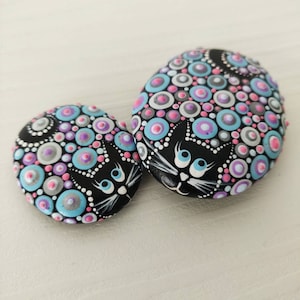 Lot de 2 chats peints sur une pierre, maman et un bébé chat, fée jardin cadeau décoration Pierre peinte Beachstone