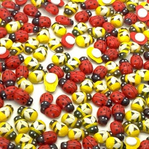 Mix van gele bijen en rode lieveheersbeestjes 9 x 12 mm zelfklevende achterkant Ideaal voor ambachtelijke kaarten maken Houten toppers Versiering decoratie