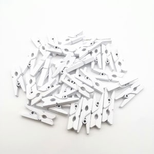 Mini clavijas de madera blancas para colocar tarjetas en la mesa de la boda, clavijas de madera para manualidades, portatarjetas de Navidad