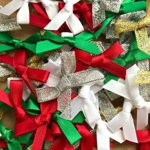 Lazos de cinta navideños de 30 x 6 mm para manualidades, fabricación de tarjetas, scrapbooking, bolsa mixta aleatoria en colores rojo, verde, blanco, dorado y plateado.