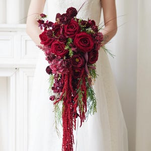 Bouquets De Mariée Bordeaux,Bouquet De Mariée En Cascade | Fleurs de mariage rustiques et élégantes, bouquets de larmes de fleurs artificielles