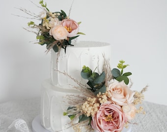 Ein Set aus zwei Blumen-Hochzeitstorte-Topper: Pfirsich, Champange, weißer Schleierkraut, Pampas und grüner Eukalyptus