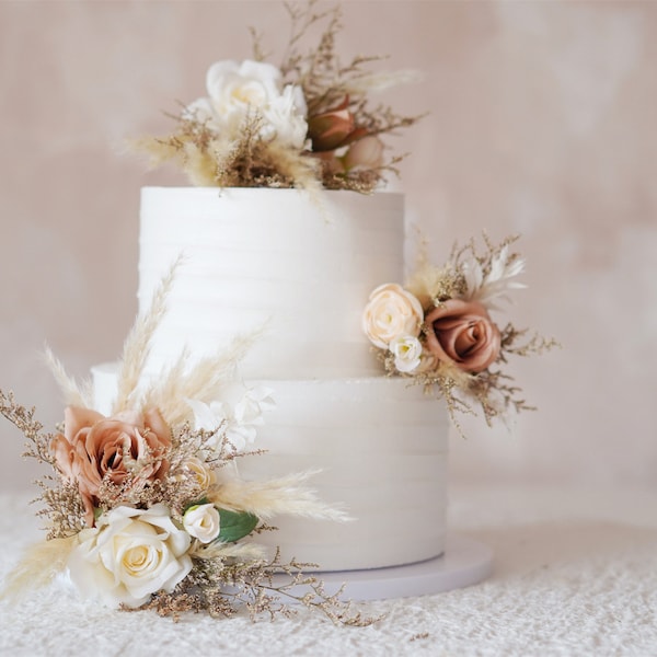 Un ensemble de décorations pour gâteau de mariage, décoration de gâteau florale, fleurs pour gâteau, fleurs pour gâteau de la pampa, mariage rustique, mariage bohème