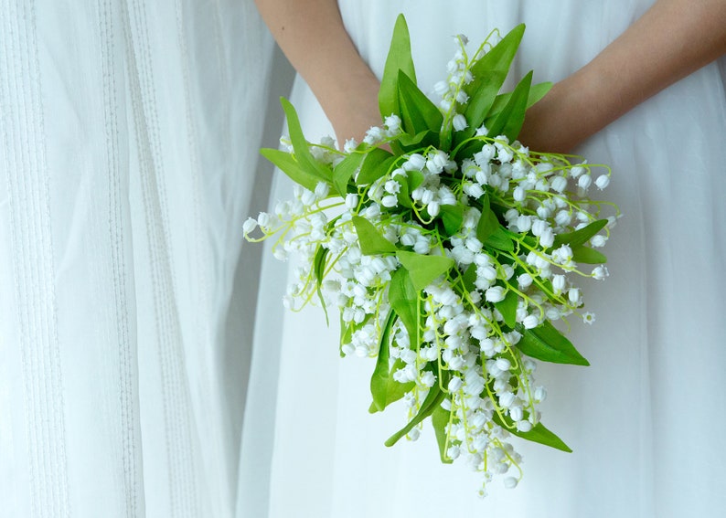 Bouquet de mariée en cascade de soie blanche de muguet, bouquet de mariée, fleurs de mariage, fleurs de mariage de demoiselle d'honneur, mariage bohème rustique image 1