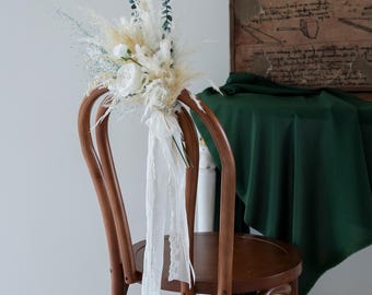 Gangpadbloemen in wit Austin Rose-schema Stoelbloemen, gangpaddecoratie, groen stoeldecoratie, kerkbankuiteinden, eucalyptusstoeldecor
