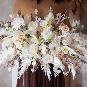 Composizione floreale bianca per matrimonio: centrotavola fatto a mano in Pampas