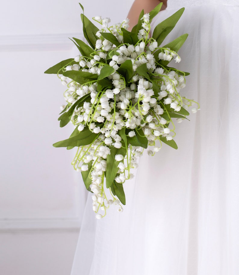 Bouquet de mariée en cascade de soie blanche de muguet, bouquet de mariée, fleurs de mariage, fleurs de mariage de demoiselle d'honneur, mariage bohème rustique image 6