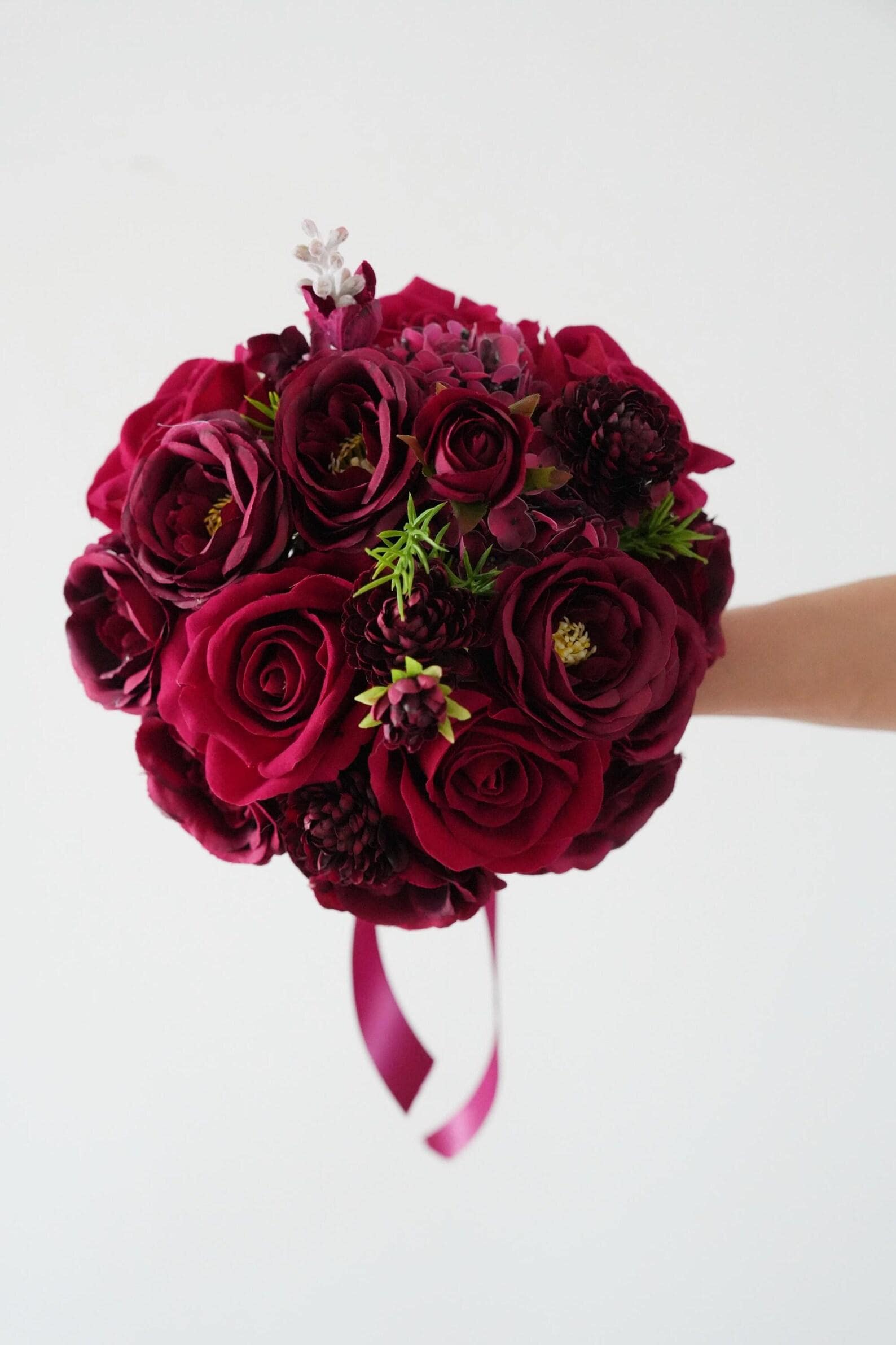 バーガンディウェディングブーケ、カスケーディングブライダルブーケ