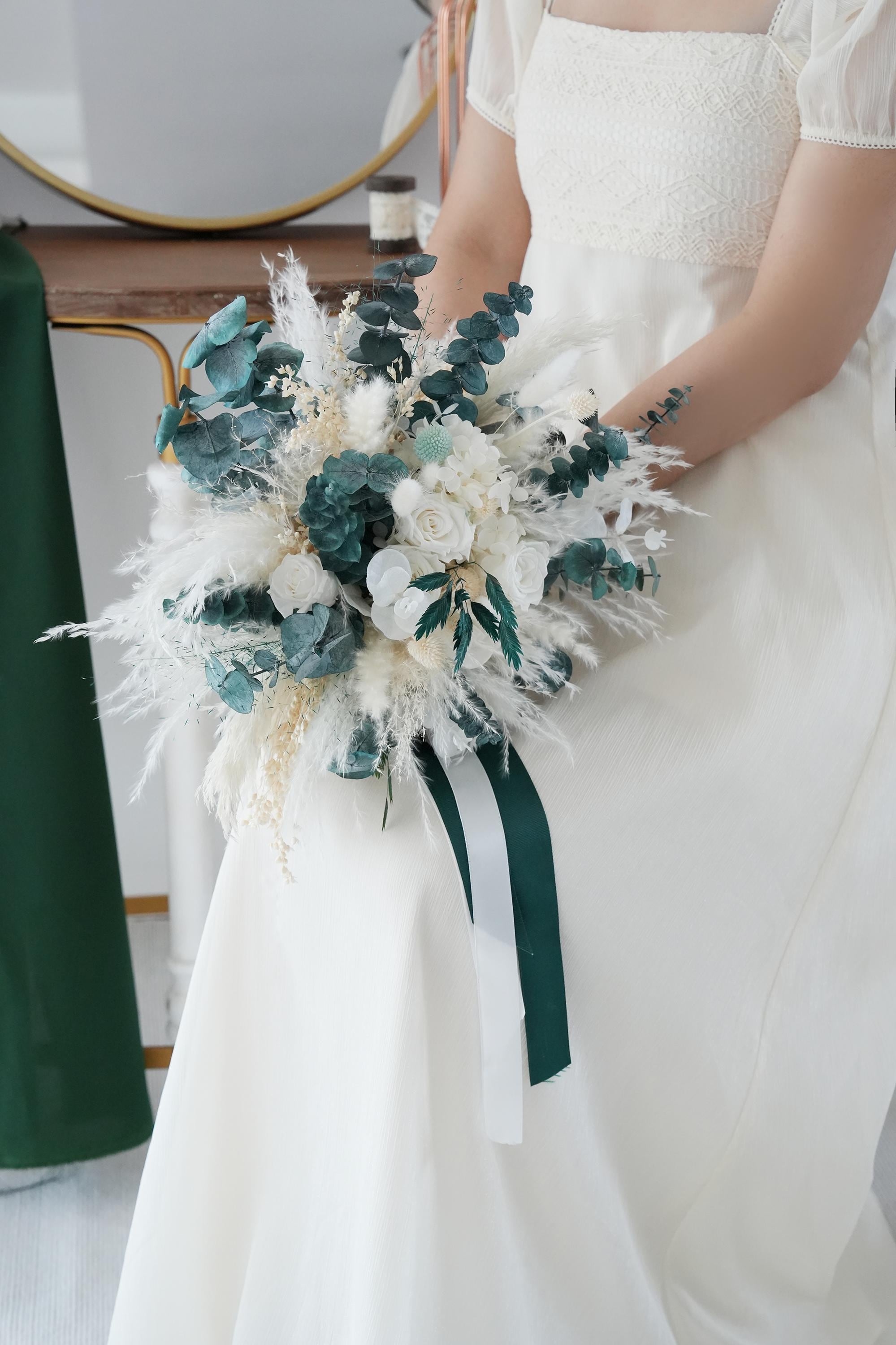 ホワイトローズのドライフラワーブーケ、グリーンユーカリ、花嫁と花嫁