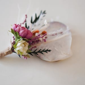 Rustieke boutonnière voor bruiloft: knoopsgat met geconserveerde bloem