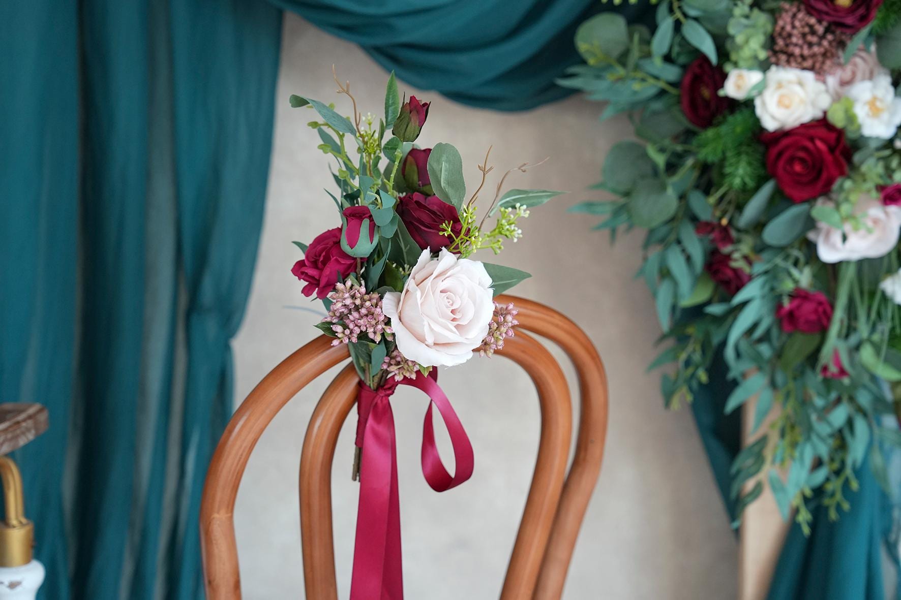 カスケードレッドホワイトシルクローズグリーンブライダルブーケ