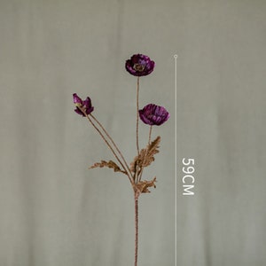 Puede incluir: Un solo tallo de flores de amapola artificiales de color p&uacute;rpura con tallos y hojas marrones. El tallo mide 59 cm de alto.