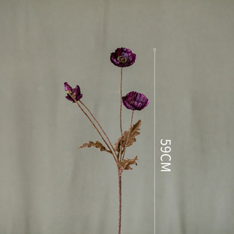 Puede incluir: Un solo tallo de flores de amapola artificiales de color p&uacute;rpura con tallos y hojas marrones. El tallo mide 59 cm de alto.