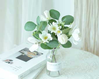 花瓶に生けられた白い花 花瓶に生けられた白い花 【公式通販】