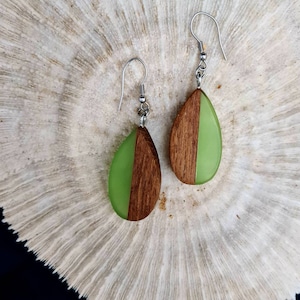 HOJAS DE PRIMAVERA - Pendientes colgantes hechos a mano, madera de teca, color verde - Ganchos de acero inoxidable