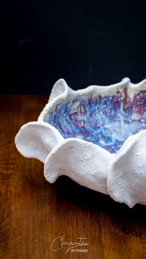 波型デザインの陶器ボウル 波型の陶器ボウル 色とりどりの絵柄 波佐見焼