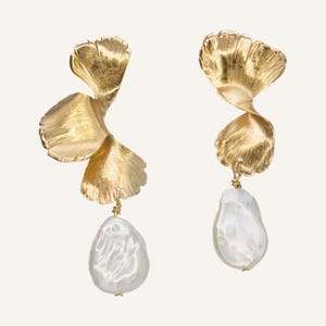 Pendientes llamativos de flores doradas o plateadas con pétalos dorados, joyería de perlas auténticas, regalo de novia único para ella, aniversario moderno / ADEL