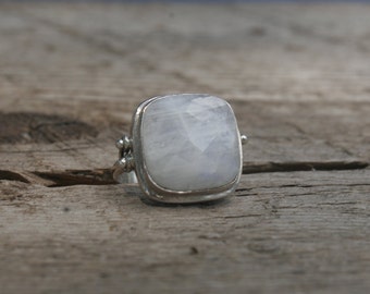 Anillo de piedra lunar en plata de ley: solitario cuadrado, joyería de brujas