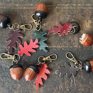 Eichel Schlüsselanhänger • Verstecktes Fach Geheime Aufbewahrungskapsel • Leder Eichenblatt Anhänger • Cottagecore Hexen Geschenk • Wald Taschenanhänger