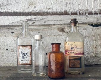 Halloween-dryckesflaskor – Set med vintage apoteksflaskor i glas, häxig och kuslig dekor