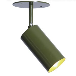 Op de afbeelding: Olijfgroene spot met een cilindrische kop en een cirkelvormige montageplaat. Het licht is naar beneden gericht, met een heldere gele gloed die uit de opening komt. Ontworpen voor gerichte verlichting.