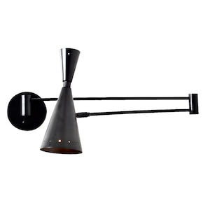 Puede incluir: Foco orientable de pared negro con pantalla c&oacute;nica y brazo largo.